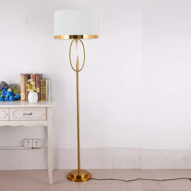 Golvlampa med Tygskärm och LED-ljus