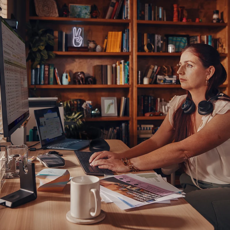 Poly Micro-casque Voyager Focus 2 USB-C-C certifié Microsoft Teams + adaptateur USB-C/A +base de chargement